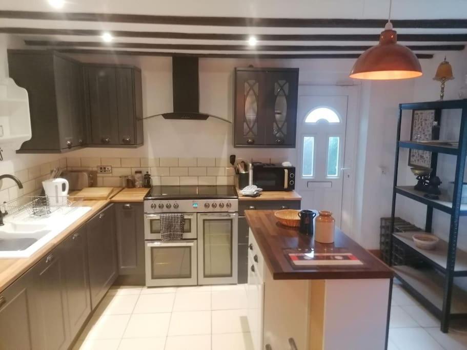 The Old Barn, Cosy Townhouse In Leominster Villa Bagian luar foto