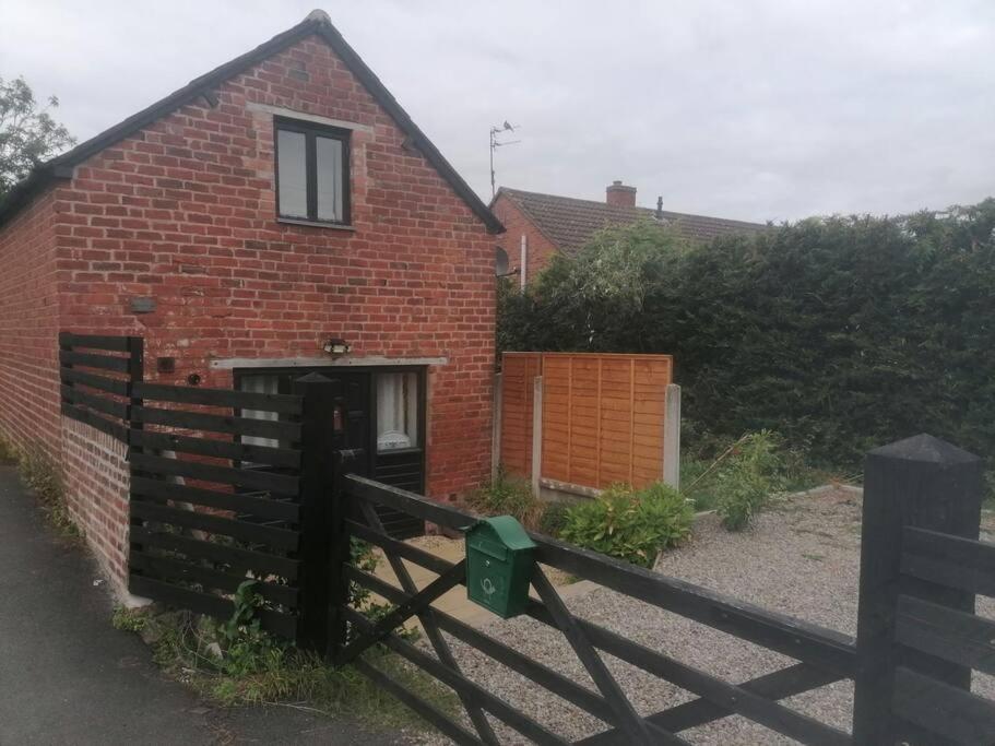 The Old Barn, Cosy Townhouse In Leominster Villa Bagian luar foto